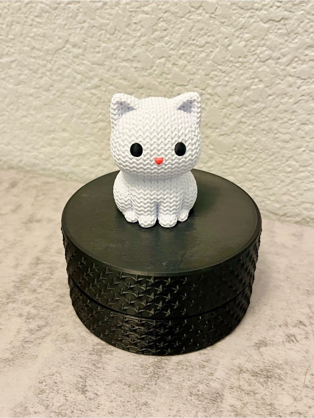 White Knit-Look Cat Figurine - Cute Desktop Decor Holder